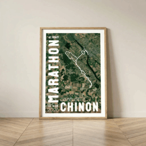 AFSRU0010-2026_Mockup Cadre Bois Affiche carte marathon Chinon